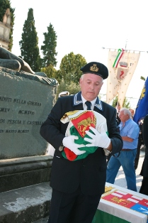 Il nostro presidente Pier Angelo Salani depone il cofano con le ceneri dell'Ammiraglio. 